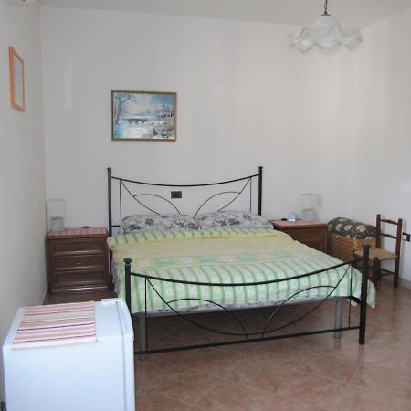 Bed and Breakfast Il Portico Uras Екстер'єр фото