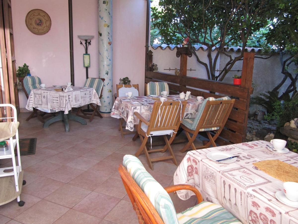 Bed and Breakfast Il Portico Uras Екстер'єр фото