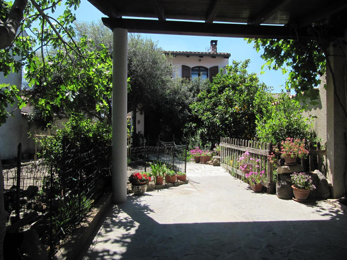 Bed and Breakfast Il Portico Uras Екстер'єр фото